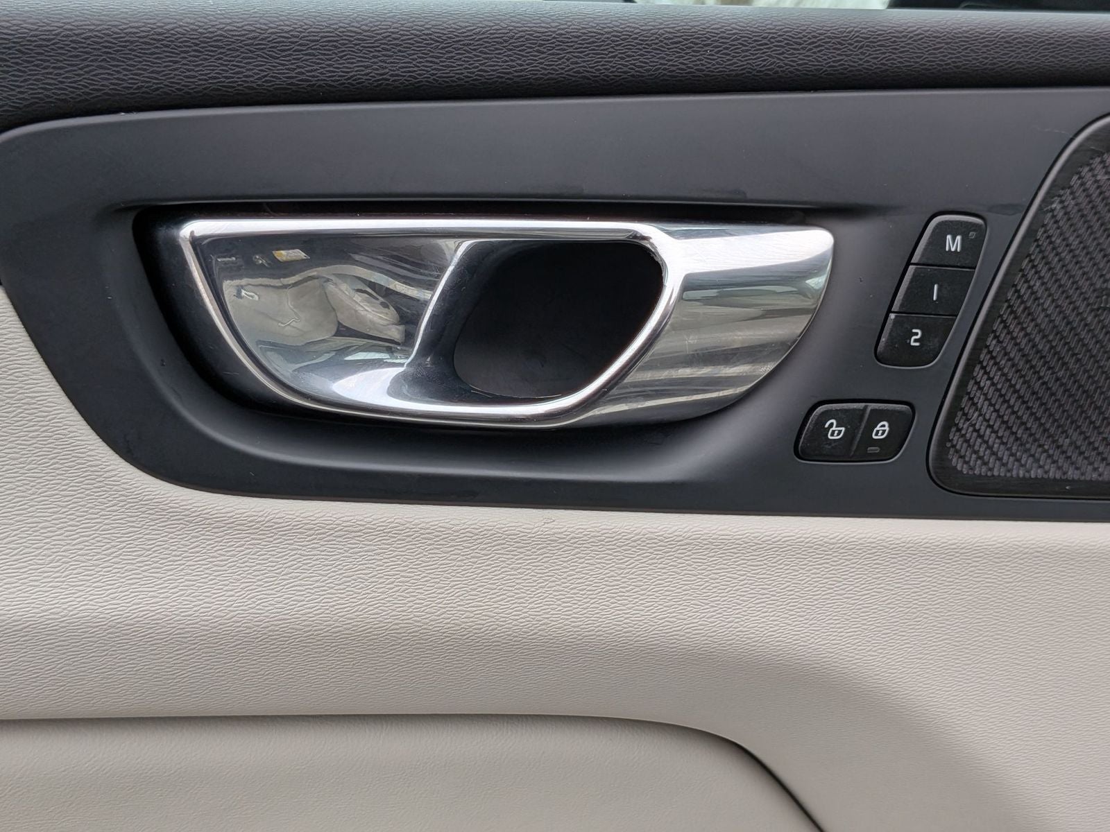 2023 Volvo XC60 B5 Ultimate Dark Theme