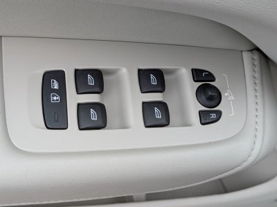 2023 Volvo XC60 B5 Ultimate Dark Theme