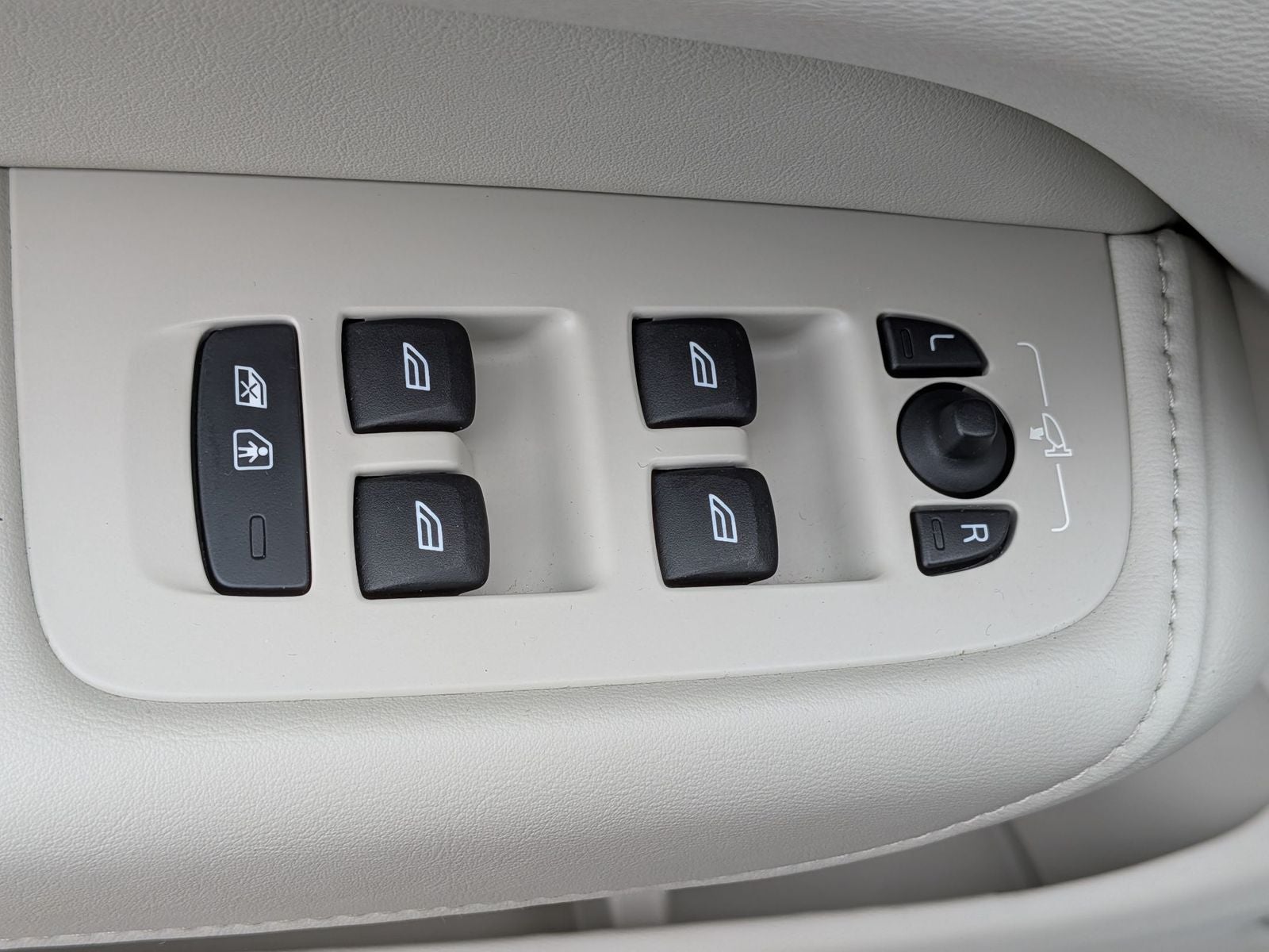 2023 Volvo XC60 B5 Ultimate Dark Theme