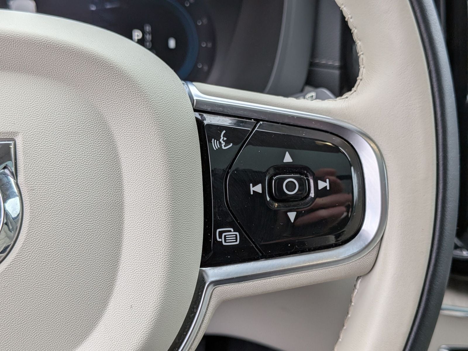 2023 Volvo XC60 B5 Ultimate Dark Theme