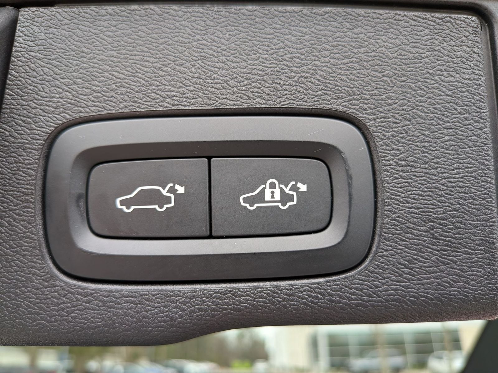 2023 Volvo XC60 B5 Ultimate Dark Theme