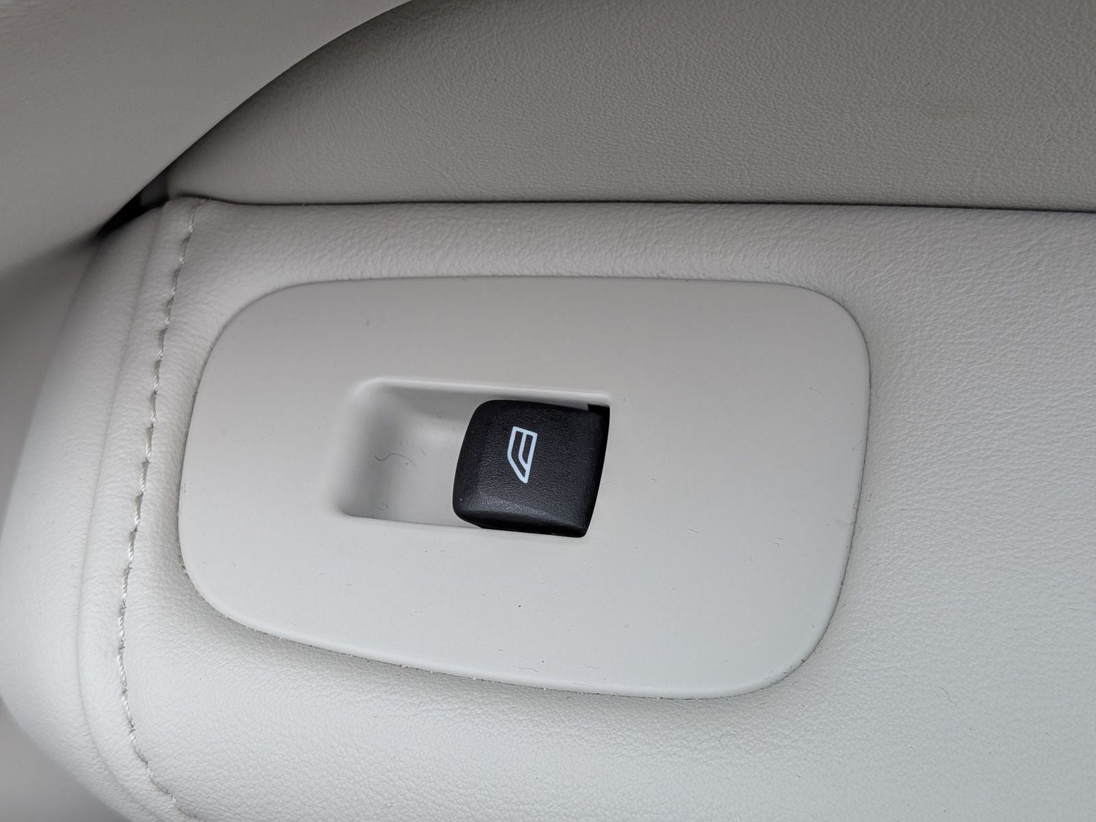 2023 Volvo XC60 B5 Ultimate Dark Theme