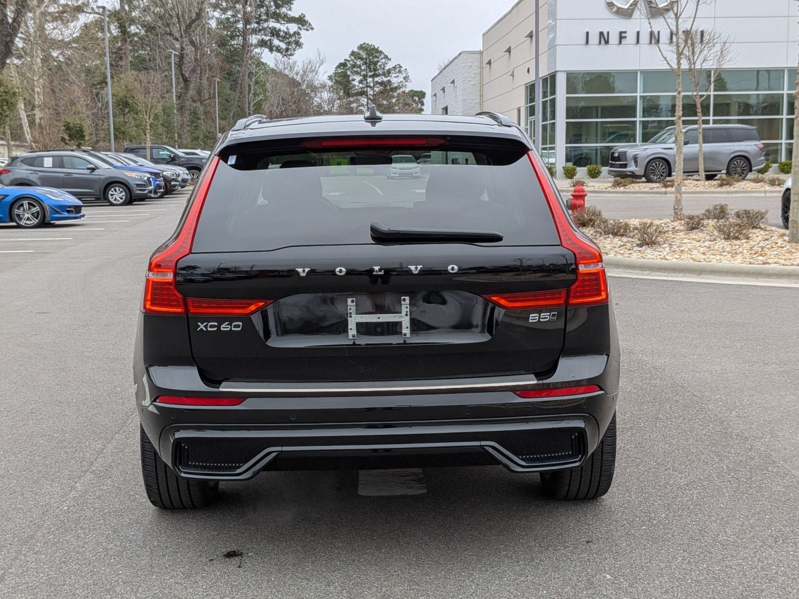 2023 Volvo XC60 B5 Ultimate Dark Theme