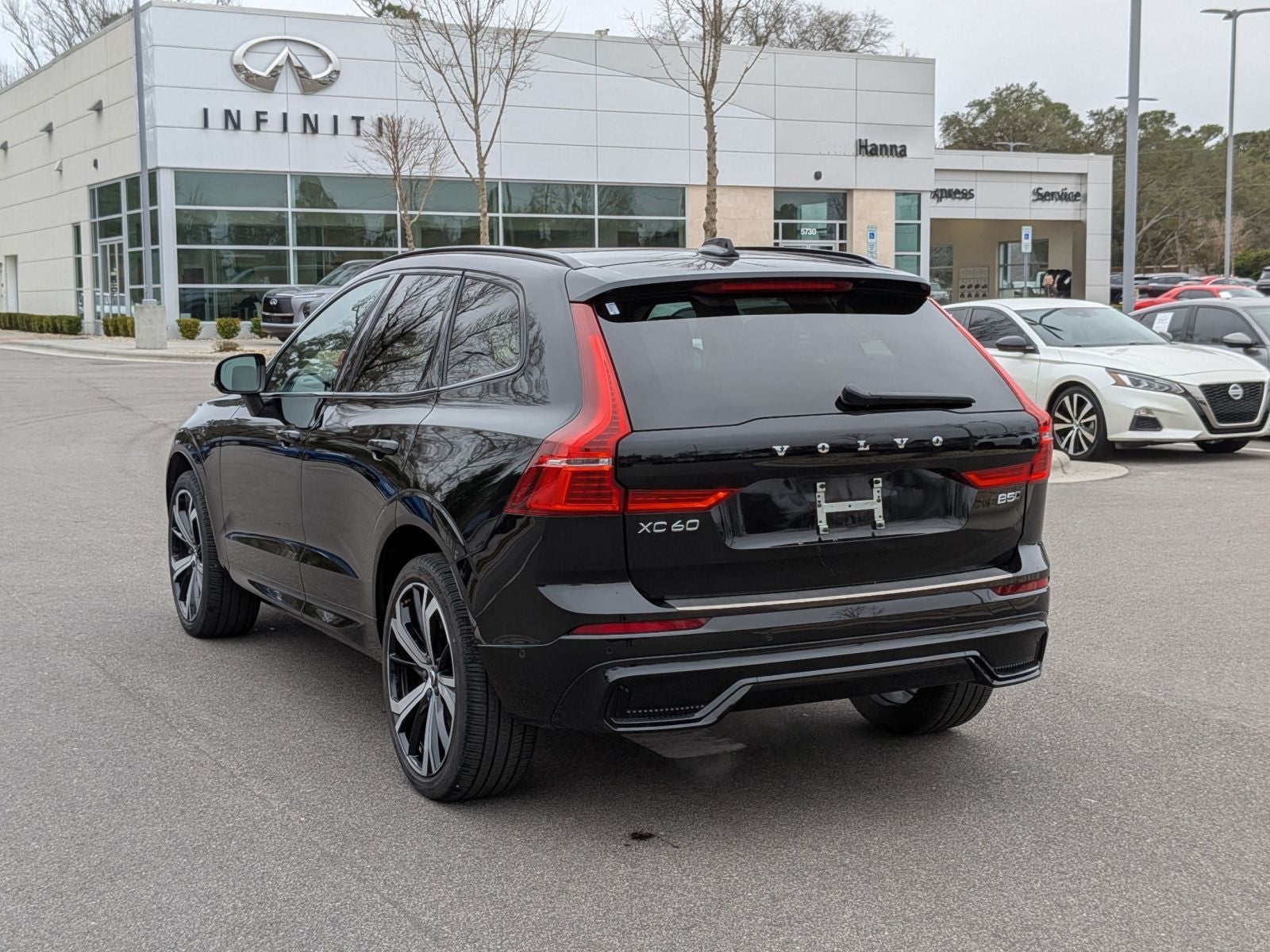 2023 Volvo XC60 B5 Ultimate Dark Theme