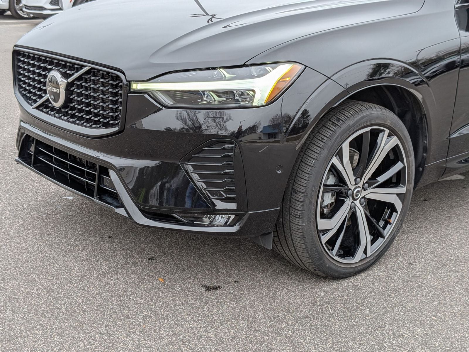 2023 Volvo XC60 B5 Ultimate Dark Theme