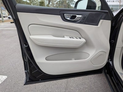 2023 Volvo XC60 B5 Ultimate Dark Theme