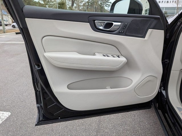 2023 Volvo XC60 B5 Ultimate Dark Theme