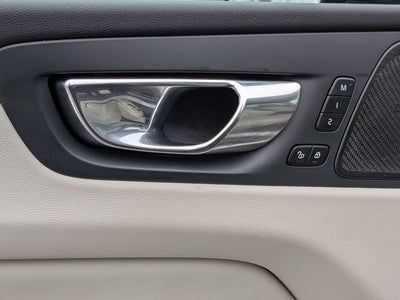 2023 Volvo XC60 B5 Ultimate Dark Theme