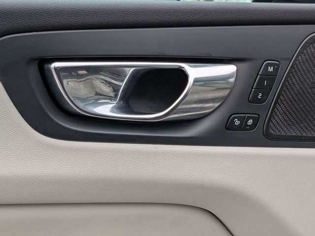 2023 Volvo XC60 B5 Ultimate Dark Theme