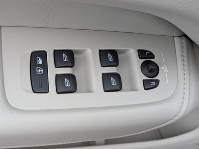 2023 Volvo XC60 B5 Ultimate Dark Theme