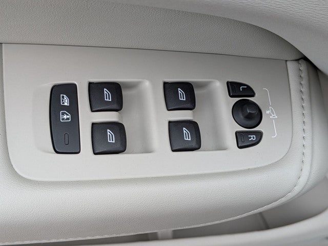 2023 Volvo XC60 B5 Ultimate Dark Theme