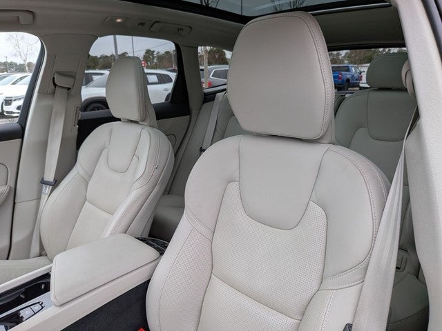 2023 Volvo XC60 B5 Ultimate Dark Theme