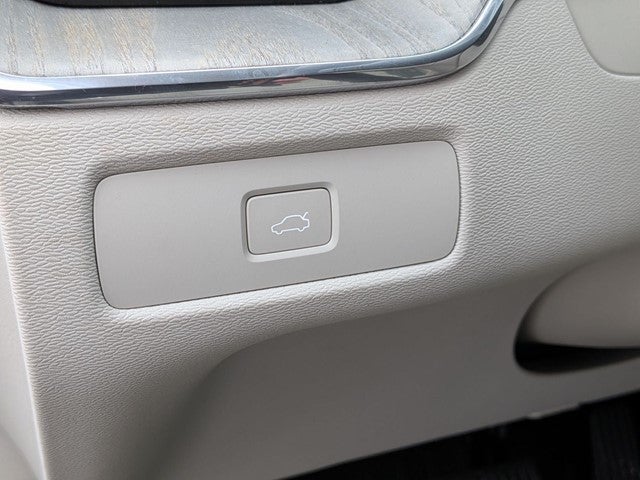 2023 Volvo XC60 B5 Ultimate Dark Theme