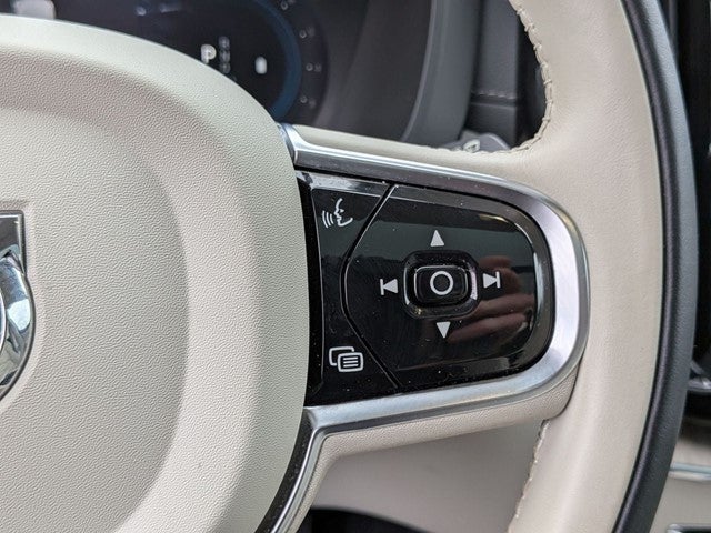 2023 Volvo XC60 B5 Ultimate Dark Theme