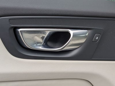 2023 Volvo XC60 B5 Ultimate Dark Theme