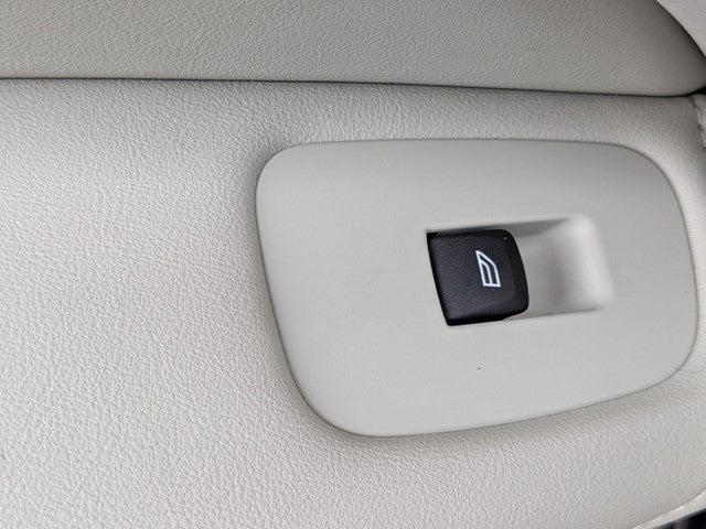 2023 Volvo XC60 B5 Ultimate Dark Theme