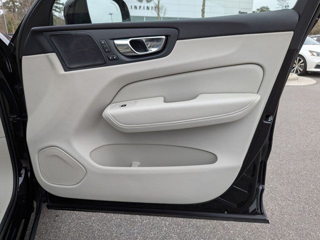 2023 Volvo XC60 B5 Ultimate Dark Theme