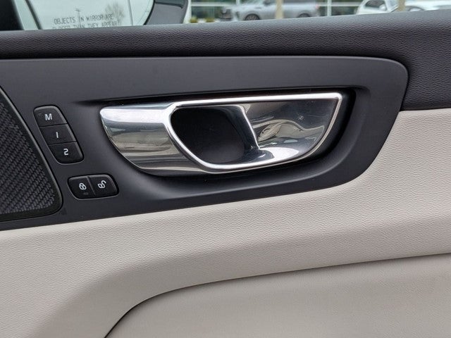 2023 Volvo XC60 B5 Ultimate Dark Theme