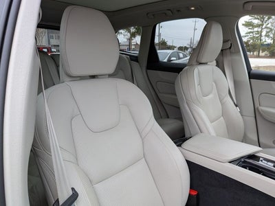 2023 Volvo XC60 B5 Ultimate Dark Theme