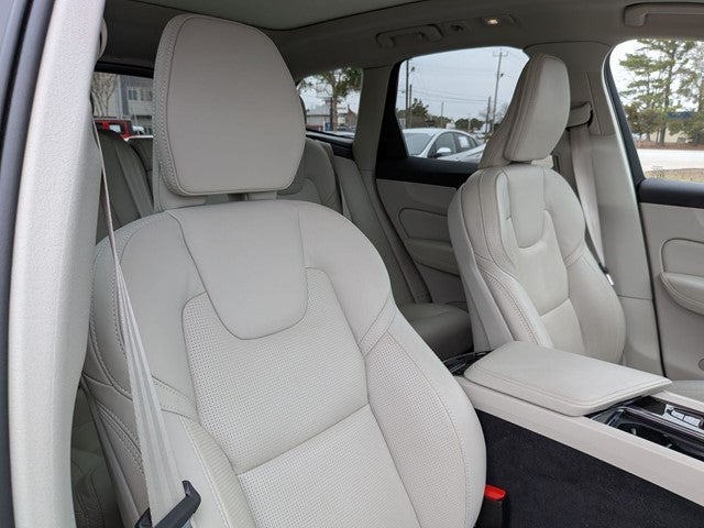 2023 Volvo XC60 B5 Ultimate Dark Theme