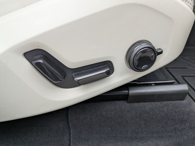 2023 Volvo XC60 B5 Ultimate Dark Theme