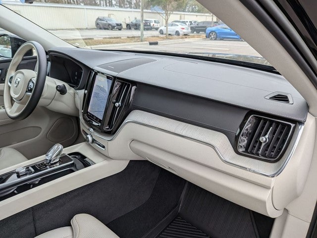 2023 Volvo XC60 B5 Ultimate Dark Theme