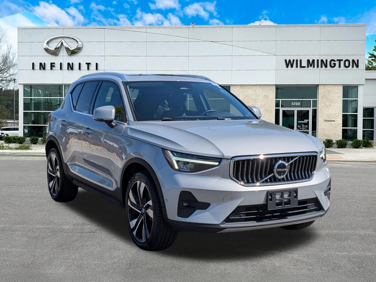 2025 Volvo XC40 B5 Plus Bright Theme