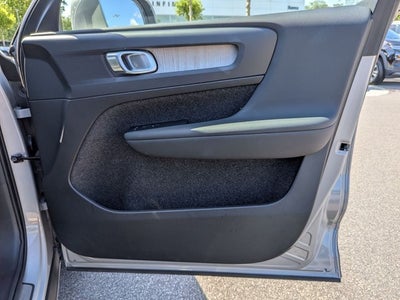 2025 Volvo XC40 B5 Plus Bright Theme
