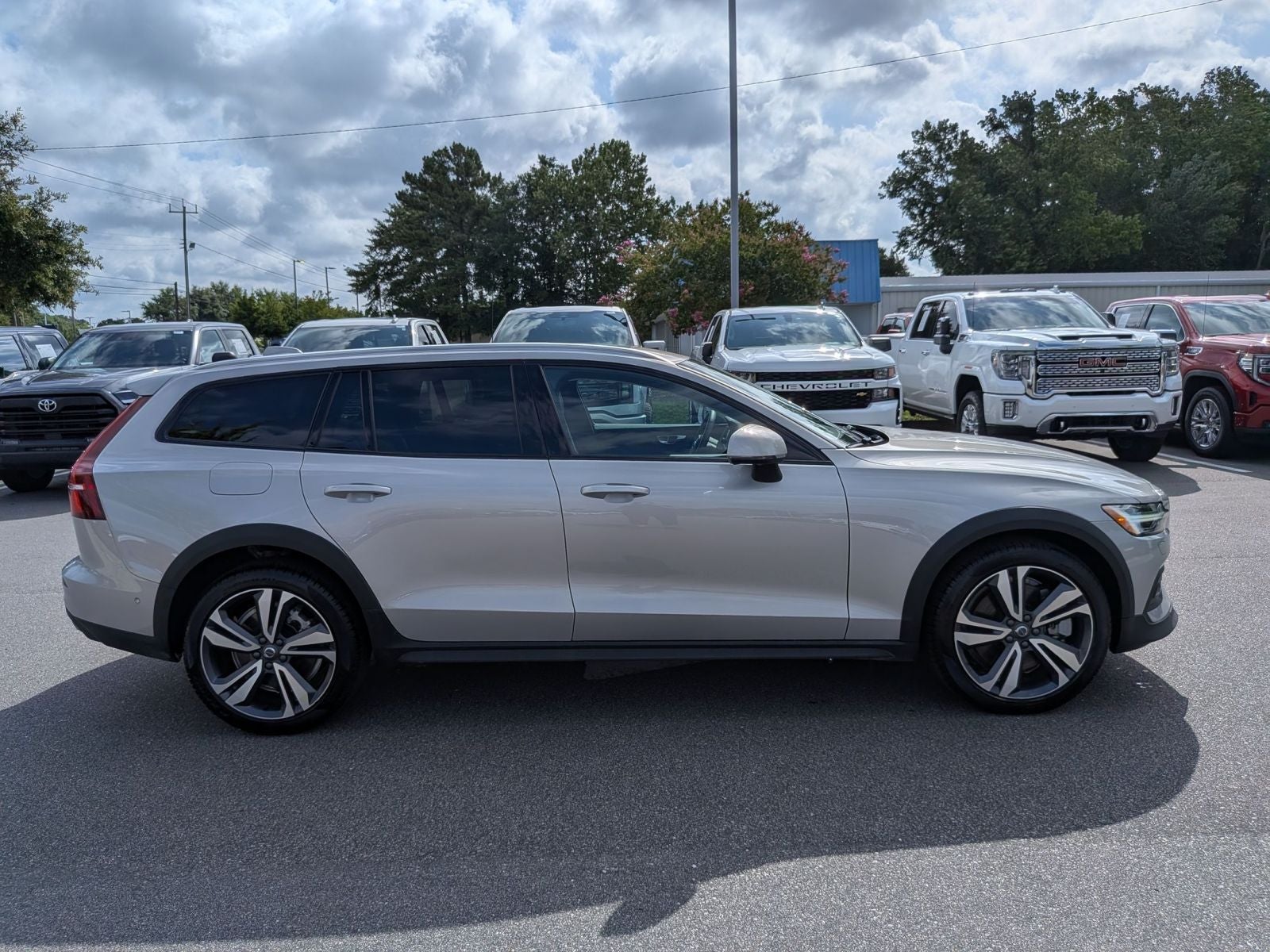 2025 Volvo V60 Cross Country B5 Plus