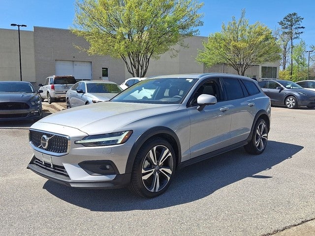 2025 Volvo V60 Cross Country B5 Plus