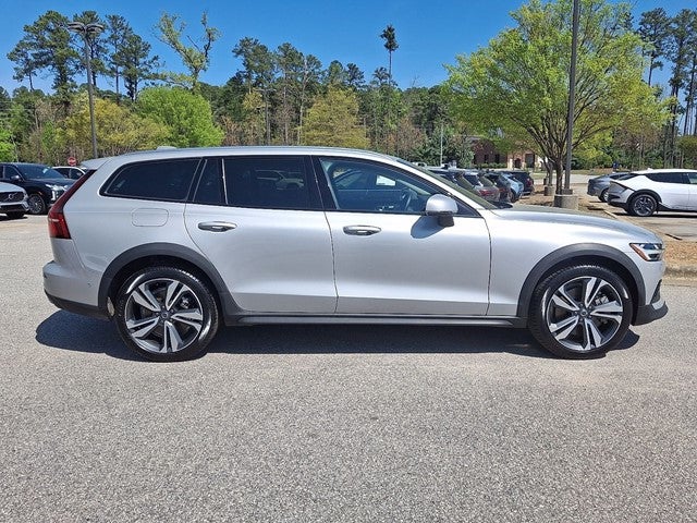 2025 Volvo V60 Cross Country B5 Plus