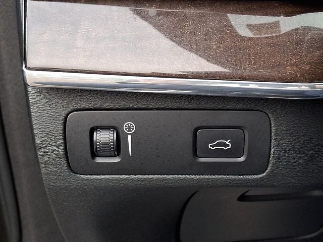 2018 Volvo XC90 T6 Momentum