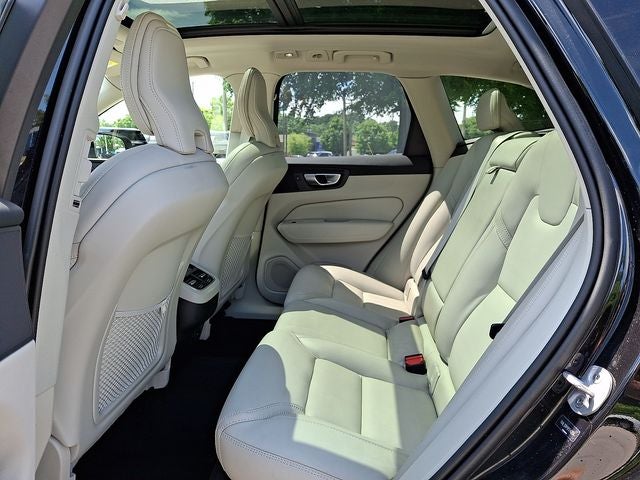 2024 Volvo XC60 B5 Ultimate Dark Theme