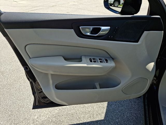 2024 Volvo XC60 B5 Ultimate Dark Theme