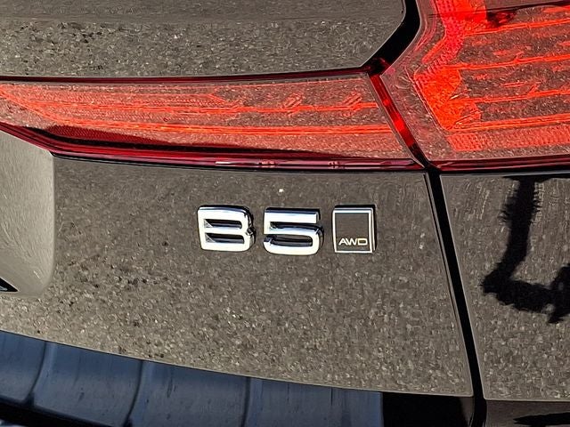 2024 Volvo XC60 B5 Ultimate Dark Theme