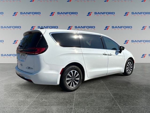 2024 Chrysler Pacifica Hybrid Select