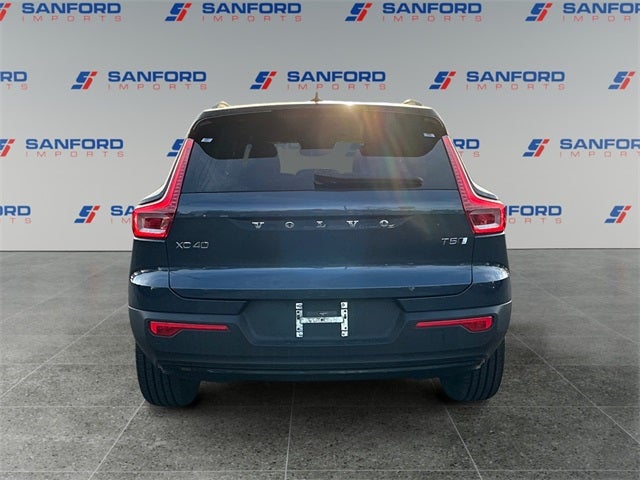 2022 Volvo XC40 R-Design