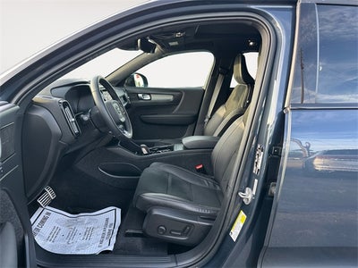 2022 Volvo XC40 R-Design