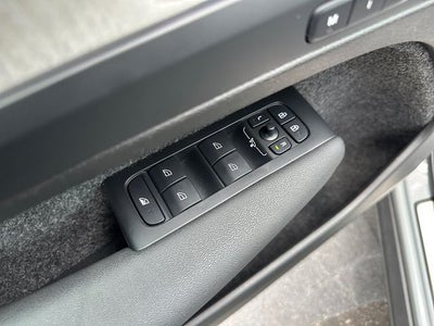 2025 Volvo XC40 B5 Core