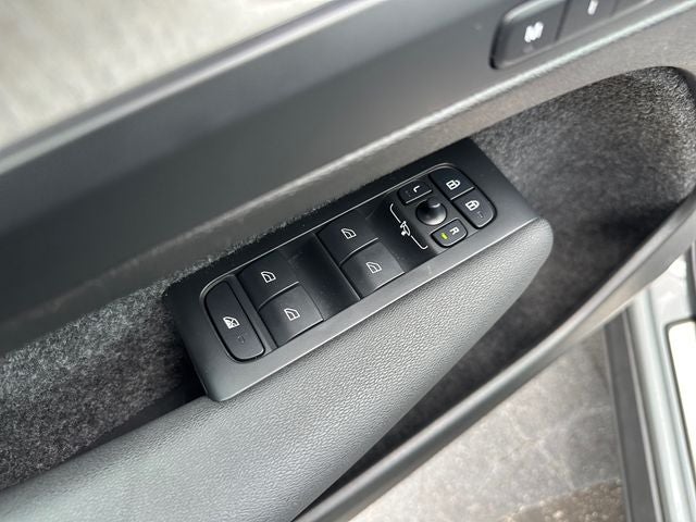 2025 Volvo XC40 B5 Core