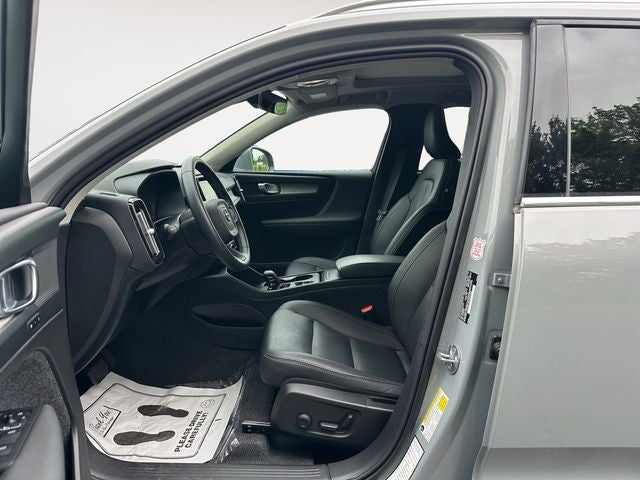2025 Volvo XC40 B5 Core