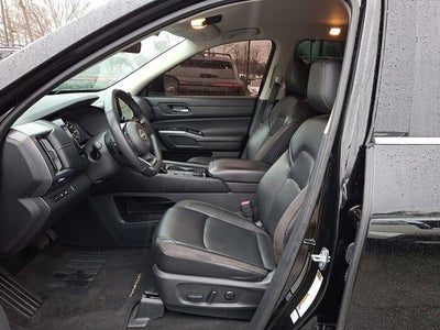 2023 Nissan Pathfinder SL