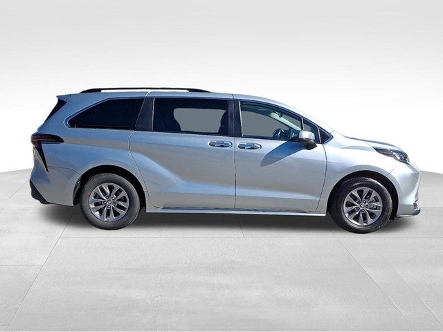 2024 Toyota Sienna XLE 8 Passenger