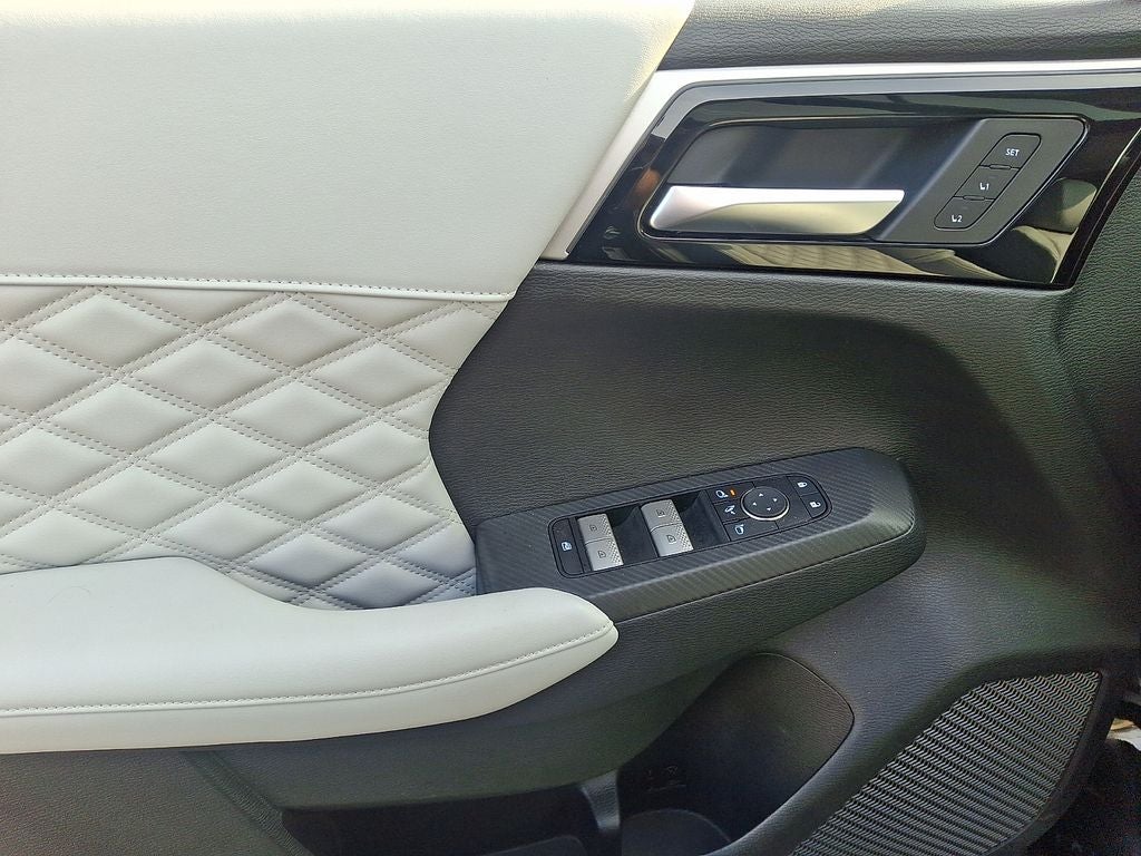 2024 Mitsubishi Outlander Base