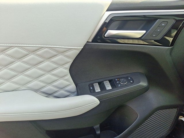 2024 Mitsubishi Outlander Base