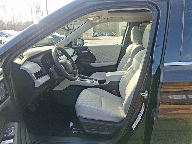 2024 Mitsubishi Outlander Base