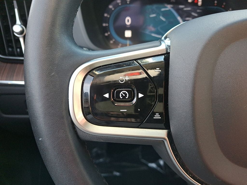 2024 Volvo XC60 B5 Plus Dark Theme