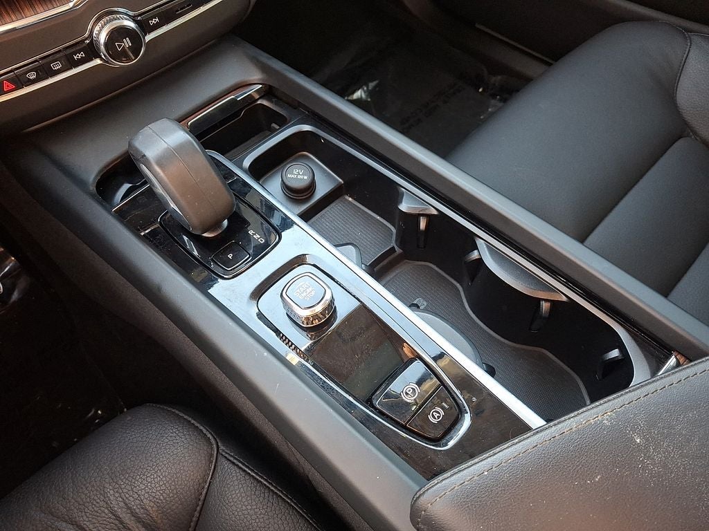 2024 Volvo XC60 B5 Plus Dark Theme