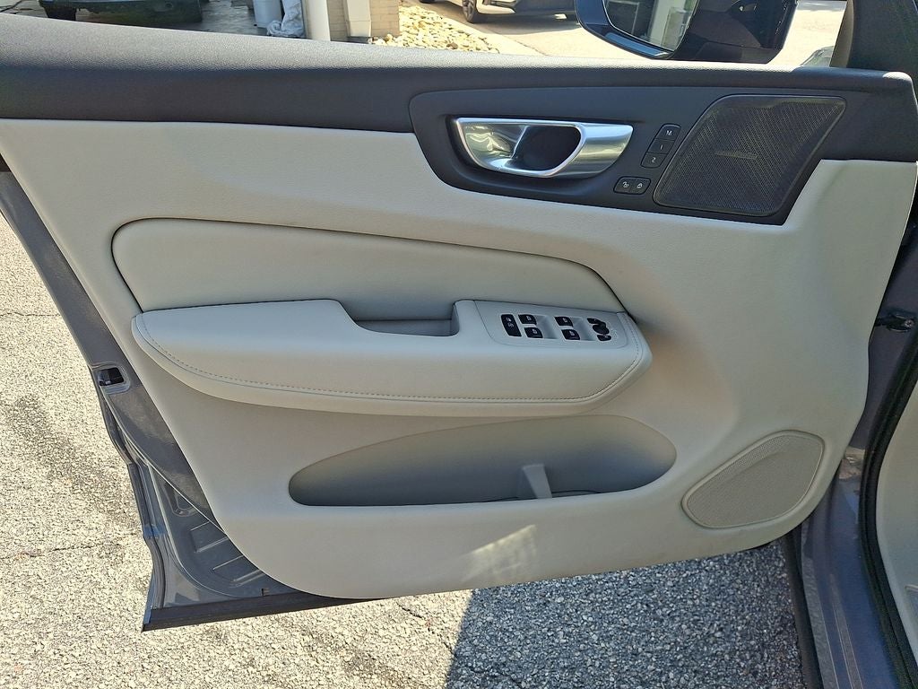 2023 Volvo XC60 B5 Plus Dark Theme