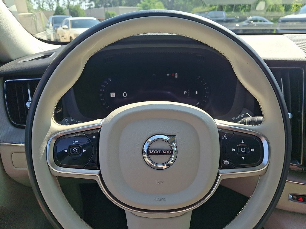 2023 Volvo XC60 B5 Plus Dark Theme